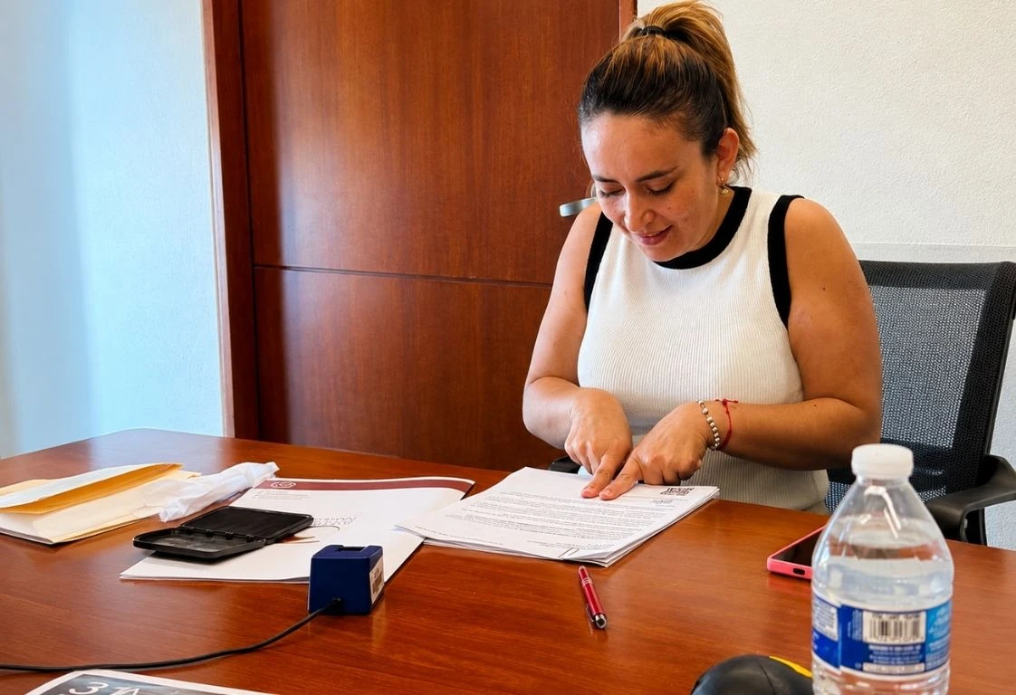 Signing of house deed in Aldea Hortus