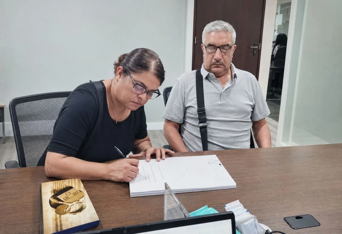 New owner signing deed in Aldea Hortus
