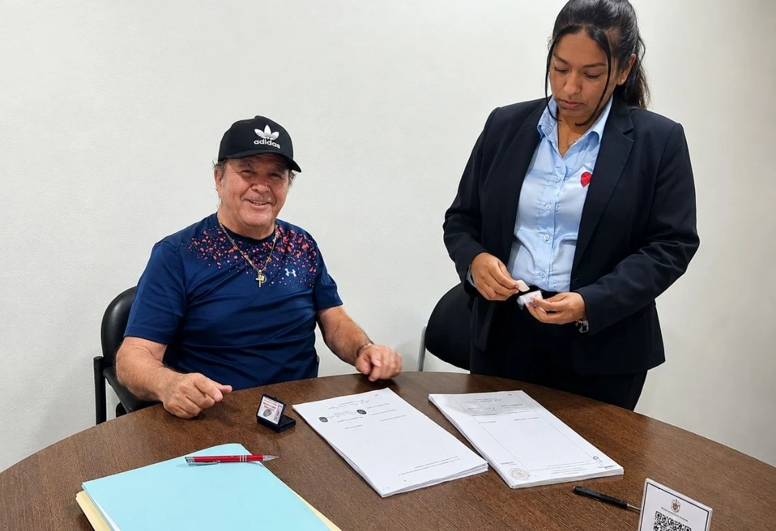 Signing of deed for housing in Aldea Hortus
