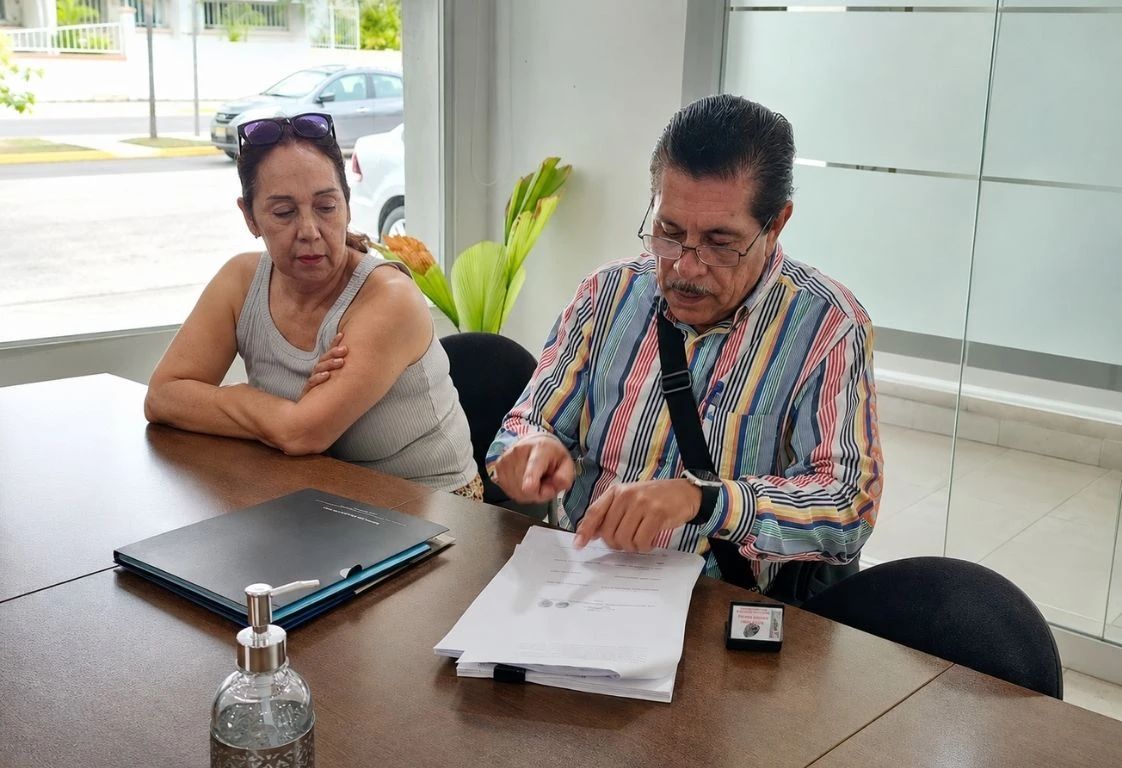 Aldea Hortus buyers receiving their deeds